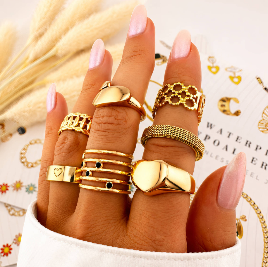 NOVAHERA Golden Heart Signet Ring