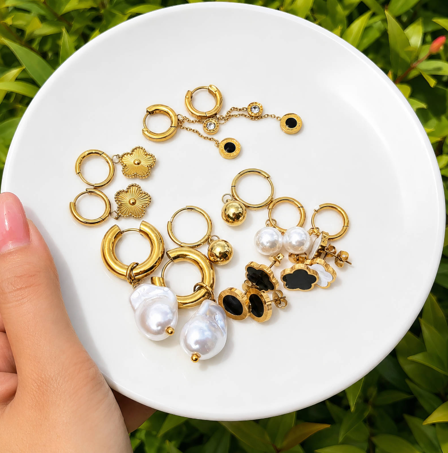 NOVAHERA  Noir Roman Duo Charm Hoops