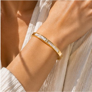 🤍 Pearl Elegance Bangle (✨ PRE-ORDER ITEM)