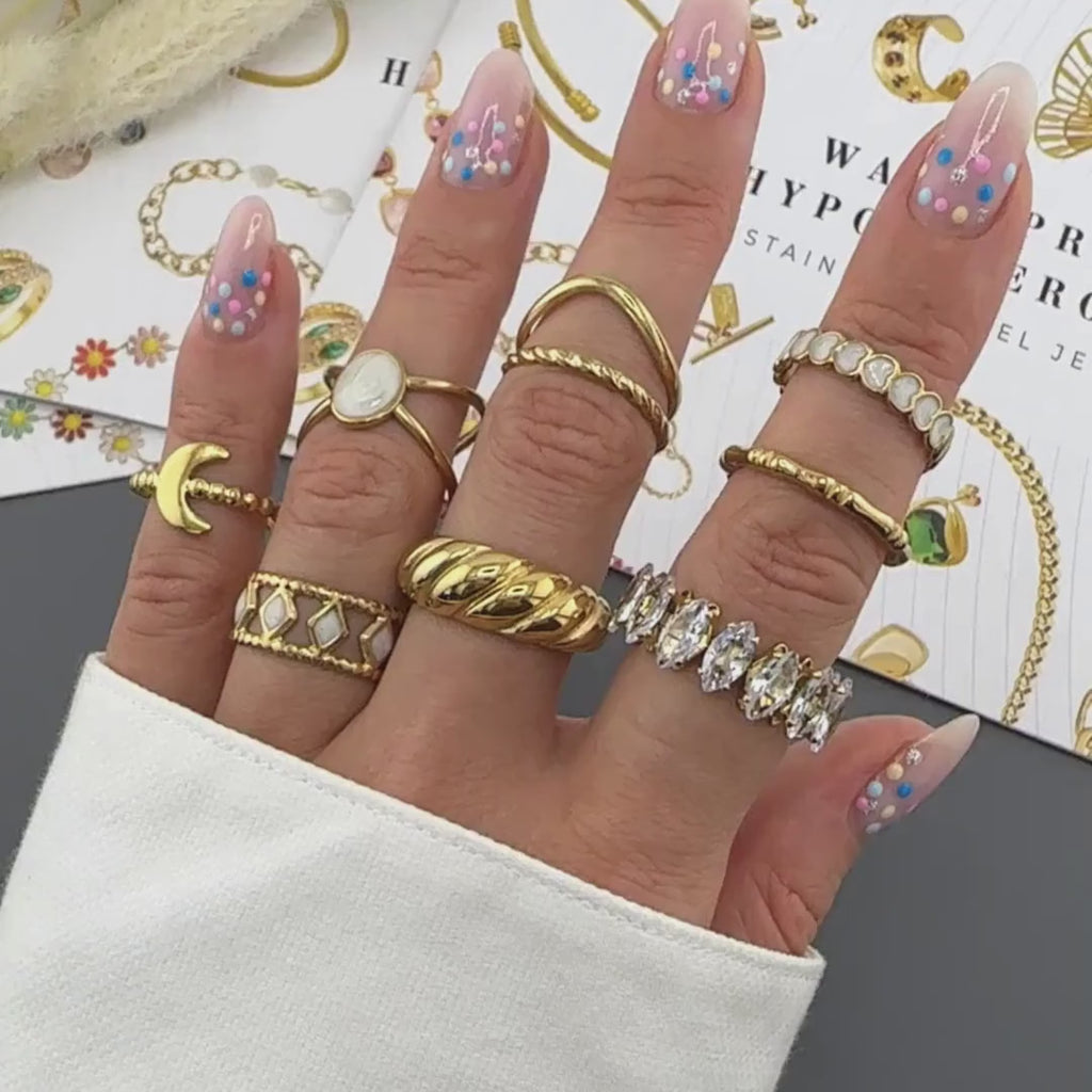 NOVAHERA  Croissant Luxe Ring