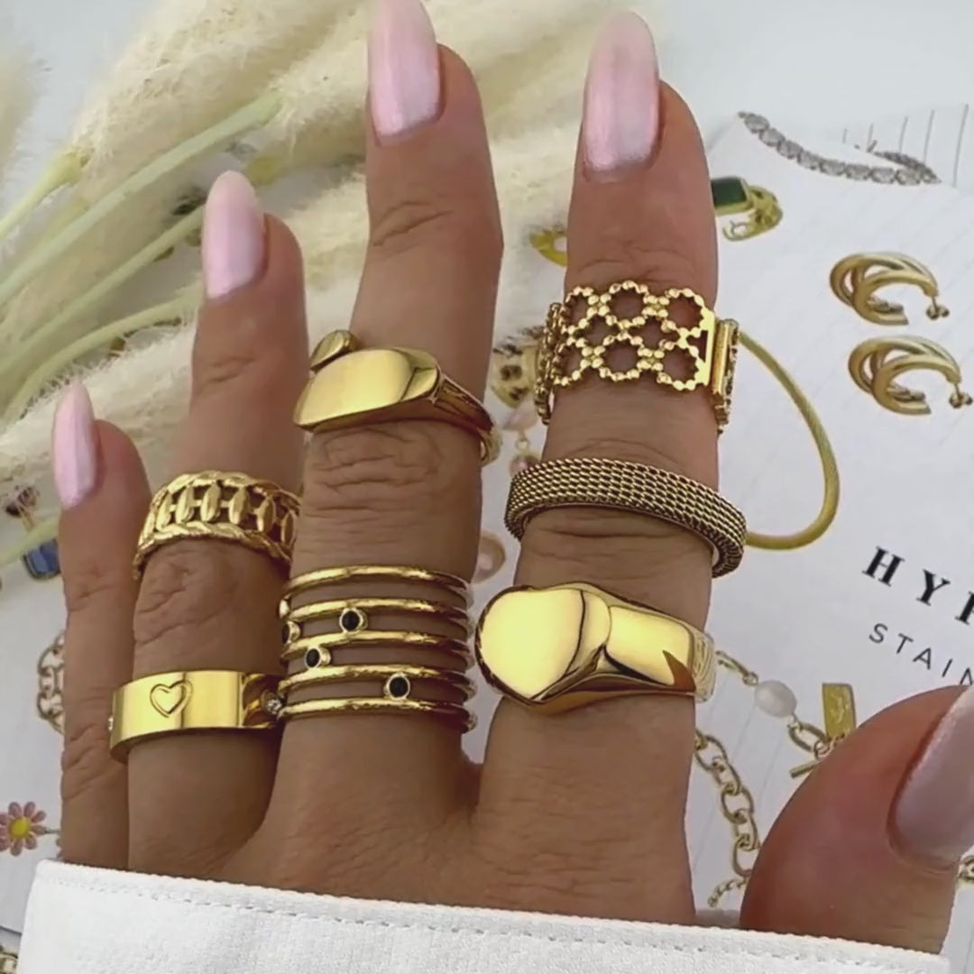 NOVAHERA Golden Heart Signet Ring